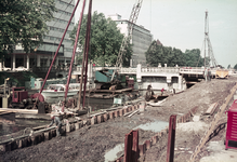 857605 Afbeelding van de werkzaamheden voor de aanleg van de spuikoker ter hoogte van de Willemsbrug te Utrecht, in ...